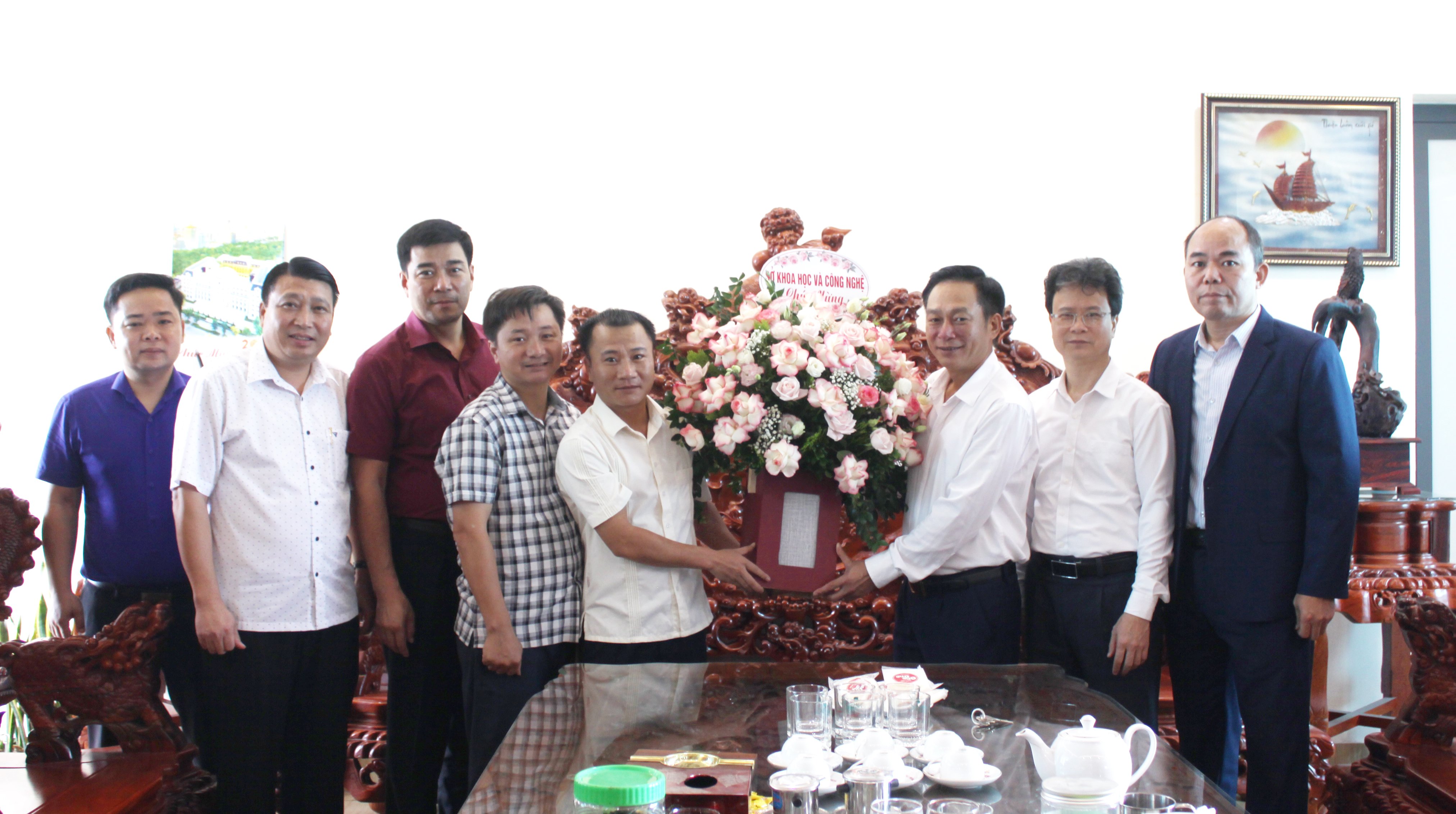 Ảnh: Đồng chí Nguyễn Thanh Bình tặng hoa chúc mừng công ty TNHH Quốc tế ASEAN