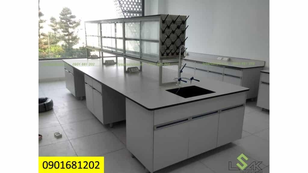 Bàn thí nghiệm giữa phòng (bàn thí nghiệm trung tâm)