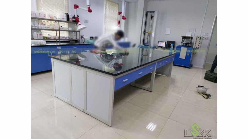 Bàn thí nghiệm trung tâm không có kệ