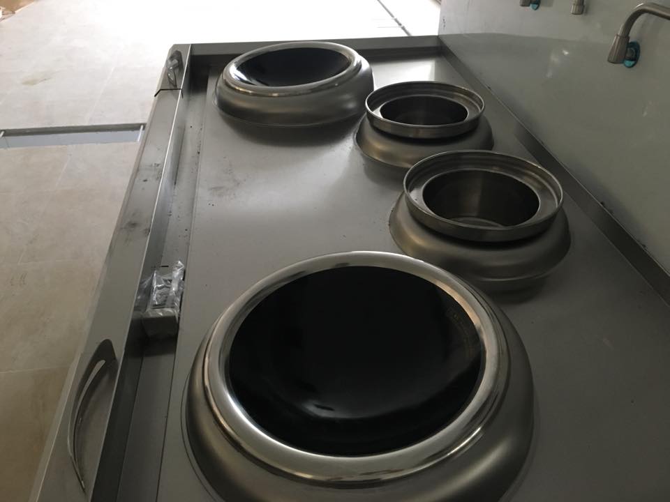 Bếp x&agrave;o điện 4 bếp rất tiện lợi cho c&ocirc;ng xưởng