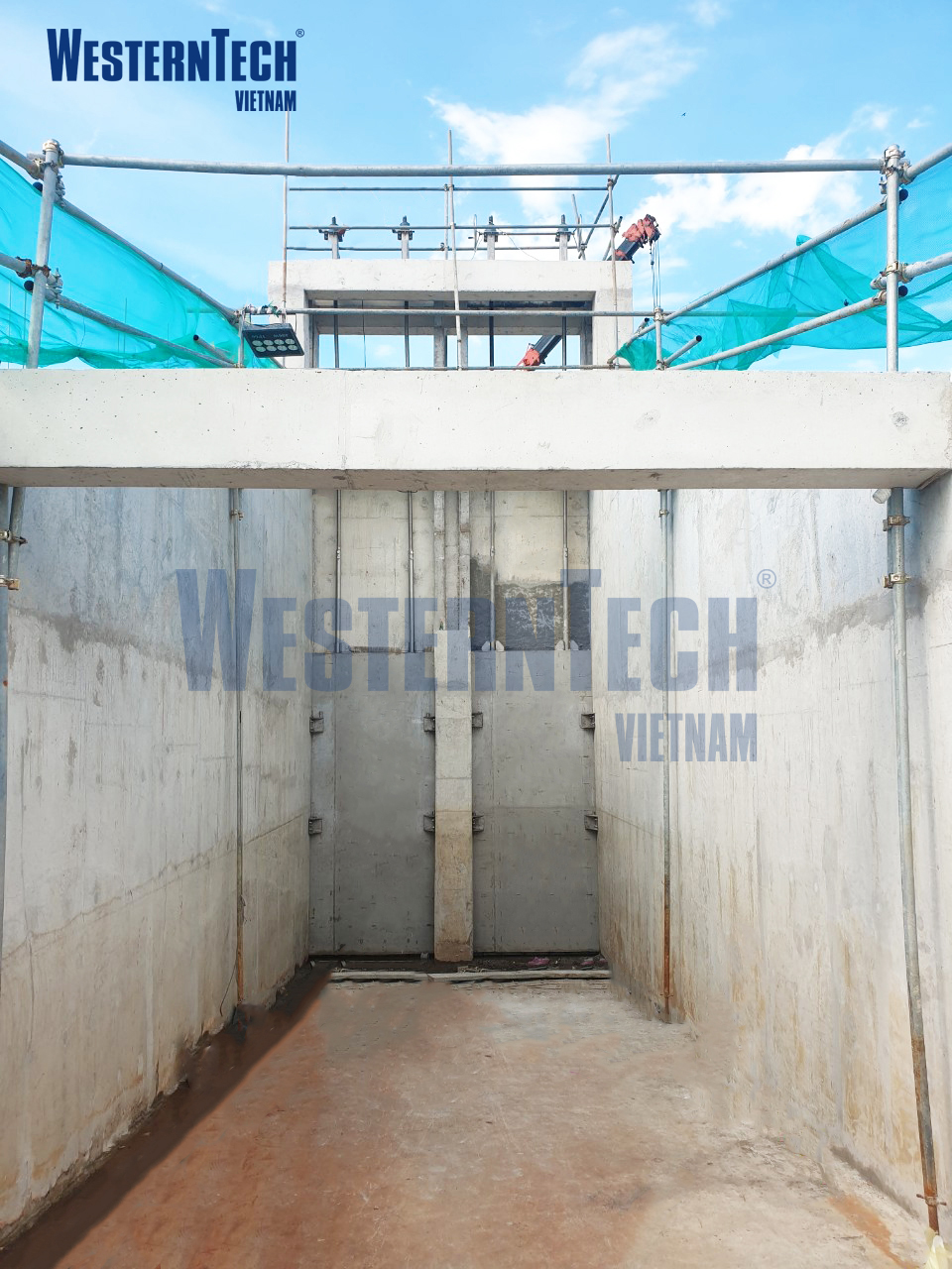 Van cua phai WWesternTech Vietnam