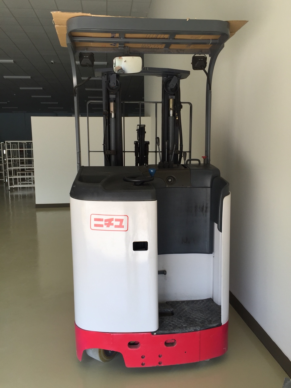 Xe n&acirc;ng điện đứng l&aacute;i 1,5 tấn 