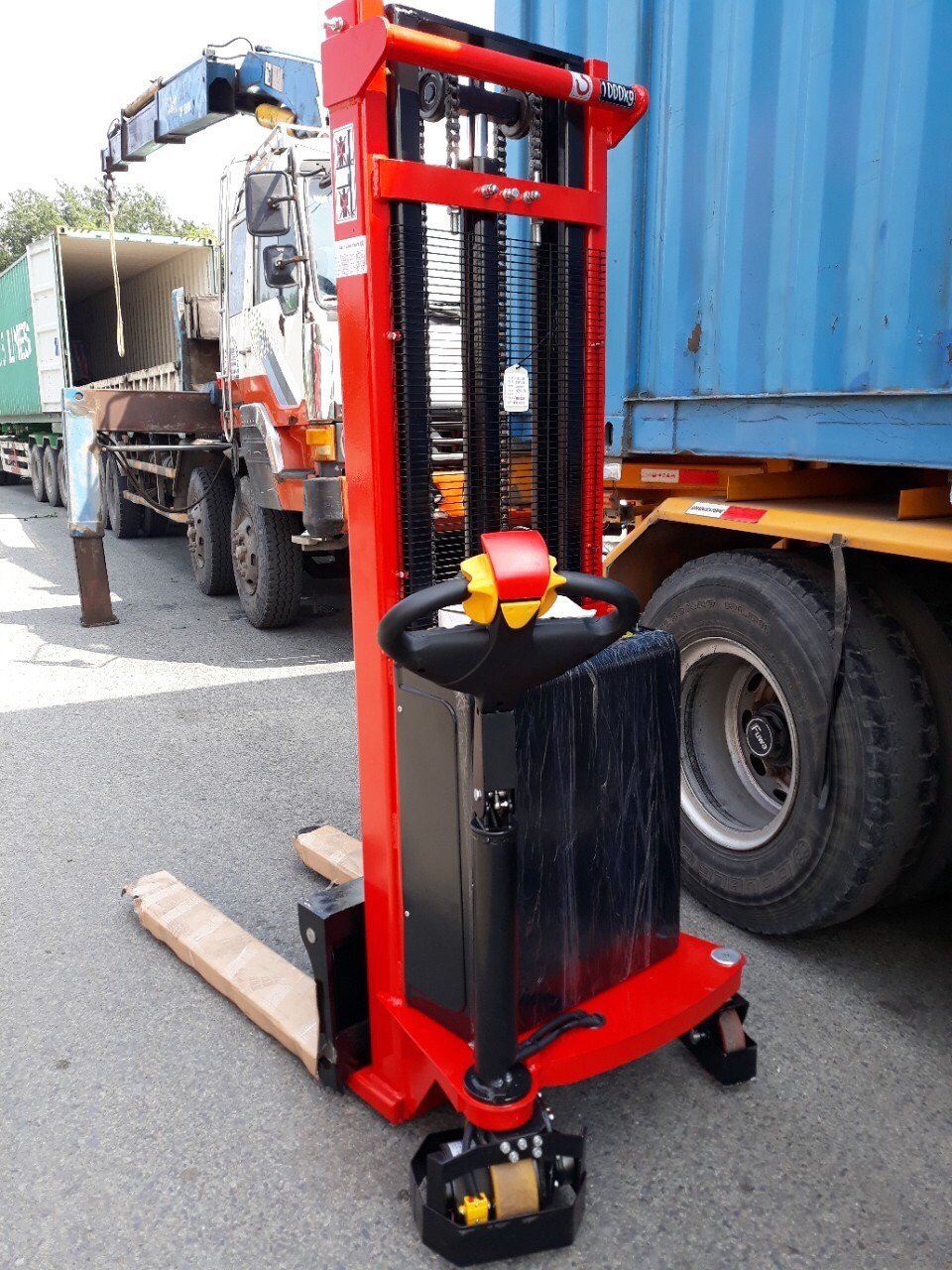 Xe n&acirc;ng b&aacute;n tự động 1 tấn n&acirc;ng cao 1,6 m&eacute;t