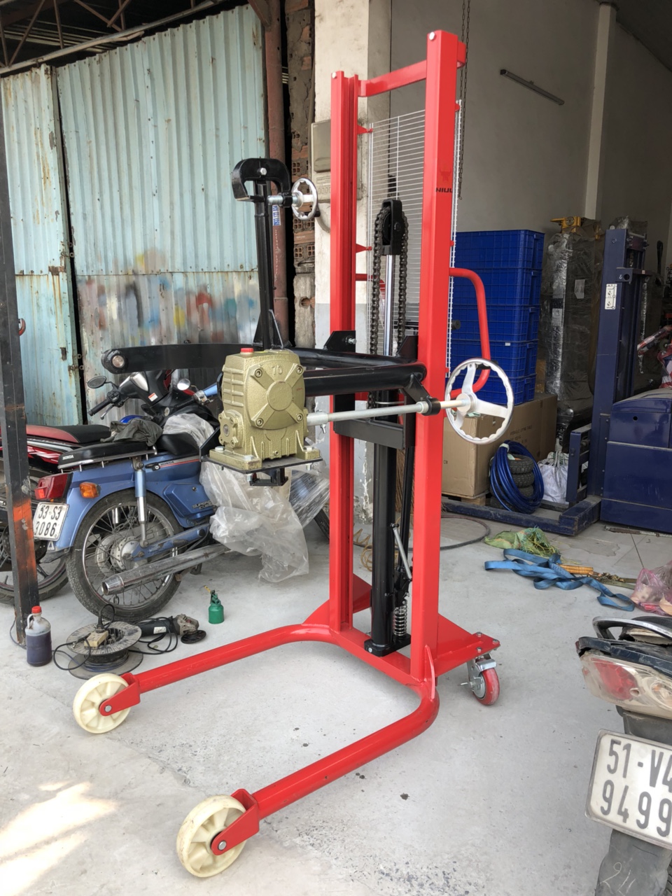 Xe n&acirc;ng quay đỗ phuy 350kg