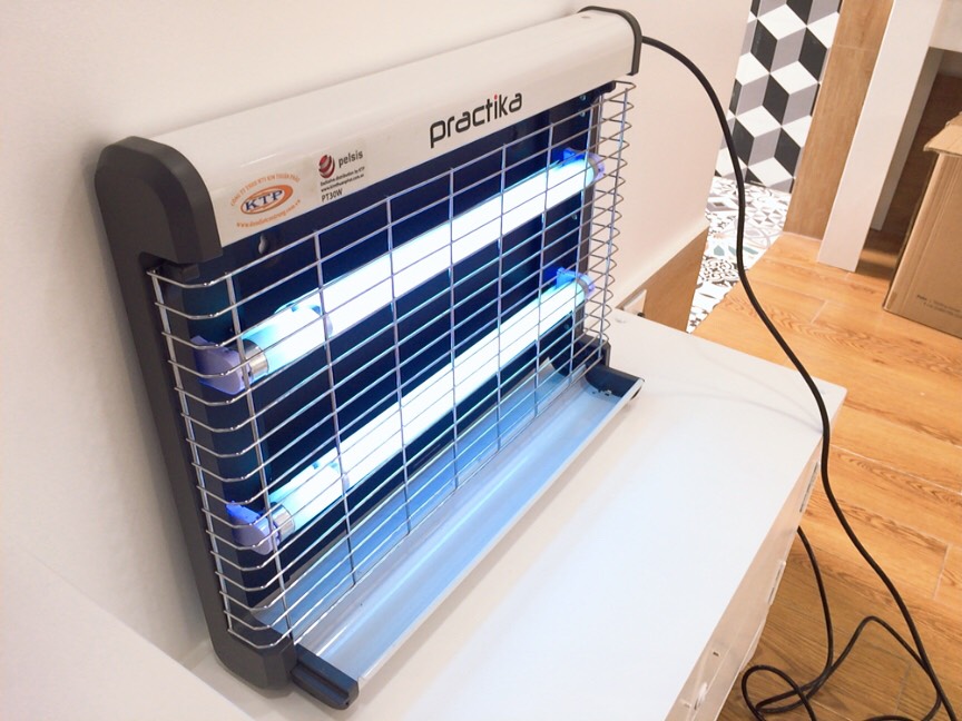 Đ&egrave;n diệt c&ocirc;n tr&ugrave;ng nhập khẩu Anh Quốc PT-30W