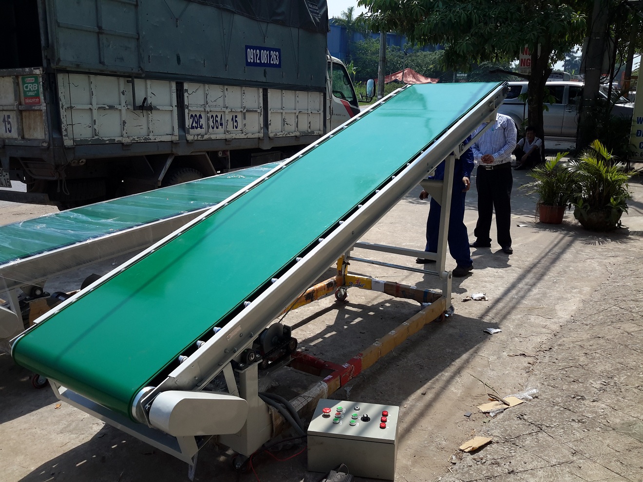 băng tải nâng hạ